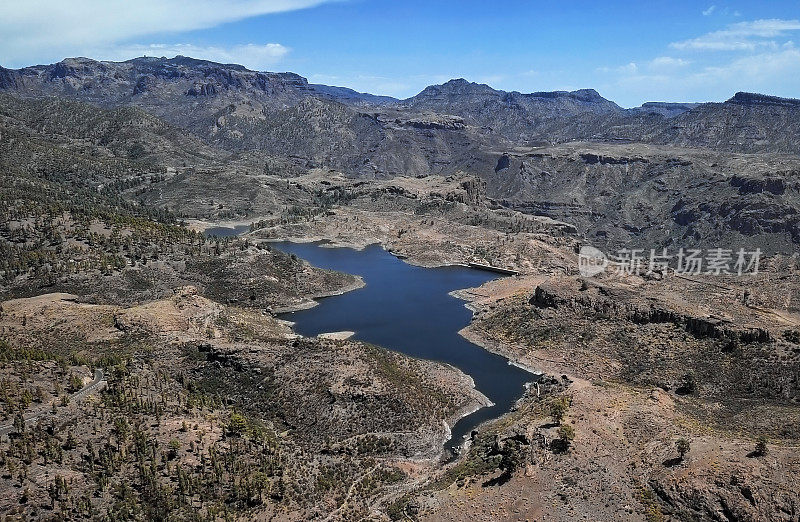 在Tejeda和Presa de Las Ninas火山口沙漠景观鸟瞰图，大加那利群岛，加那利群岛，西班牙。